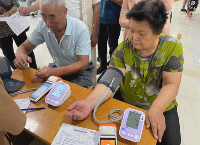 公衛(wèi)體檢進(jìn)行時(shí)，他們?yōu)榫用裢衅稹胺€(wěn)穩(wěn)的幸福”